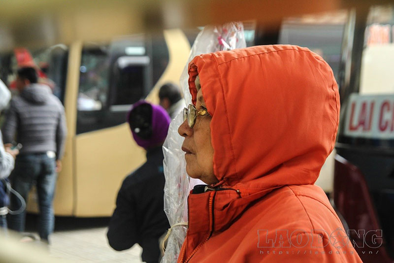 Người dân lỉnh kỉnh đồ, chen nhau lên xe về quê nghỉ Tết